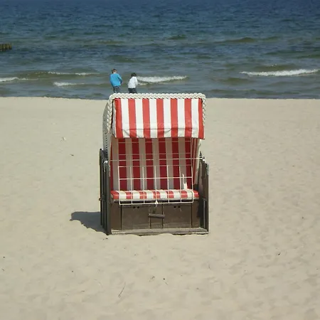 Bei Familie Habben Mit Pkw Stellplatz Appartamento Uckeritz