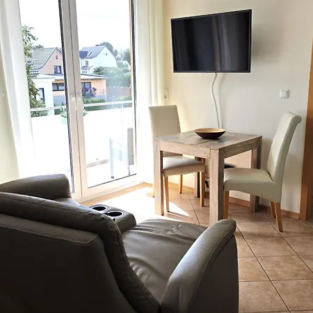 Bei Familie Habben Mit Pkw Stellplatz Appartamento Uckeritz